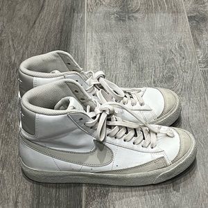 NIKE youth mid 77’ SE white / light bone (gray)- 5Y( 6 1/2 adult size)